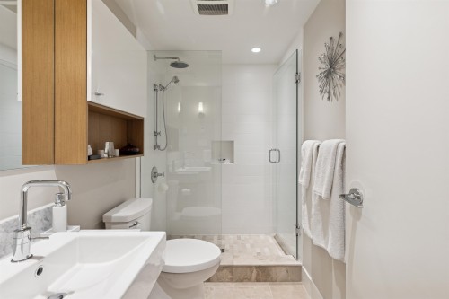 201-908 Keith Road, West Vancouver, BC 