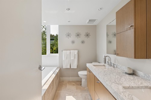 201-908 Keith Road, West Vancouver, BC 