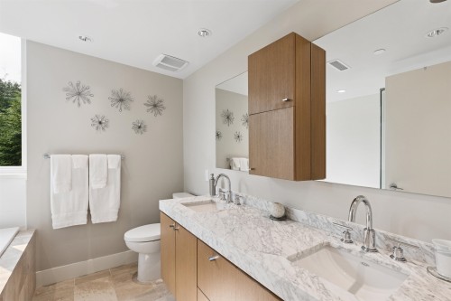 201-908 Keith Road, West Vancouver, BC 