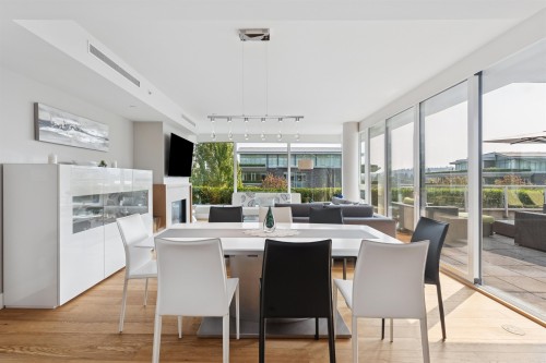 201-908 Keith Road, West Vancouver, BC 