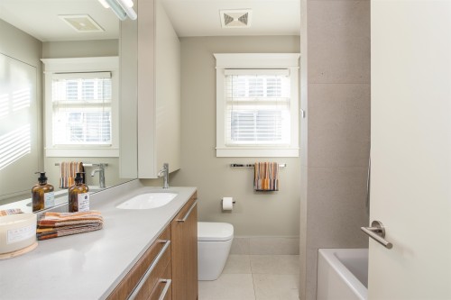 3242 3Rd Avenue W, Vancouver, BC 