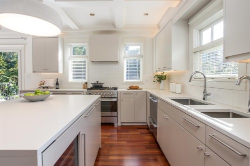 3242 3Rd Avenue W, Vancouver, BC 