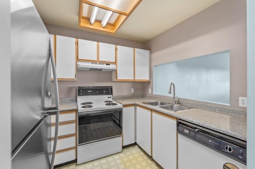 304-918 Roderick Avenue, Coquitlam, BC 