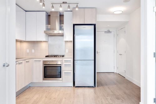 1208-3007 Glen Drive, Coquitlam, BC 