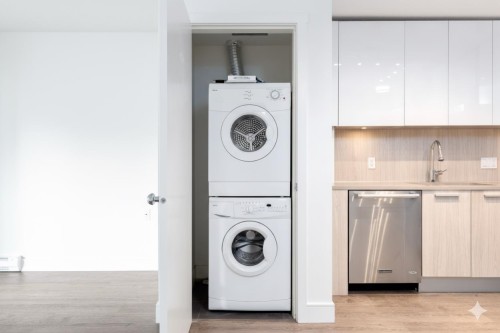 1208-3007 Glen Drive, Coquitlam, BC 