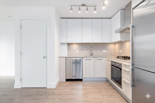 1208-3007 Glen Drive, Coquitlam, BC 