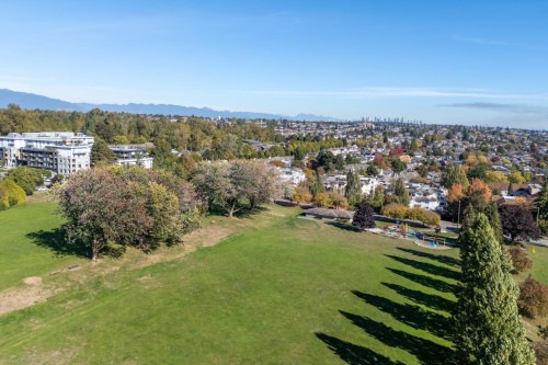 7599 Yukon Street, Vancouver, BC 