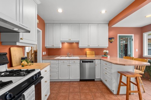 723 4Th Street E, North Vancouver, BC 