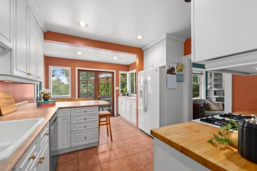 723 4Th Street E, North Vancouver, BC 