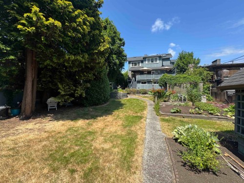 723 4Th Street E, North Vancouver, BC 