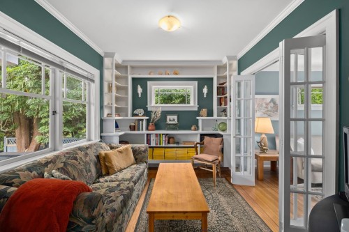 723 4Th Street E, North Vancouver, BC 