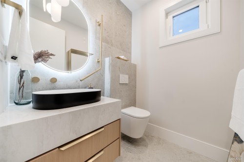 971 Adderley Street, North Vancouver, BC 