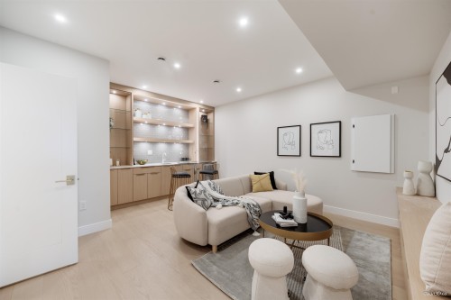 971 Adderley Street, North Vancouver, BC 