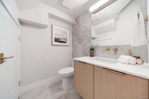 971 Adderley Street, North Vancouver, BC 