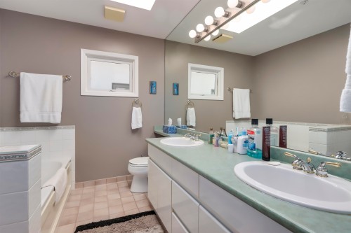 4543 11Th Avenue W, Vancouver, BC 