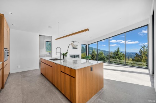 535 Craigmohr Drive, West Vancouver, BC 