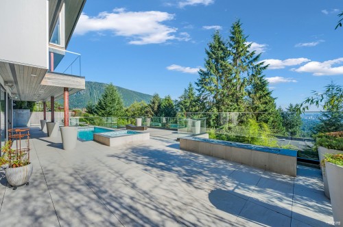 535 Craigmohr Drive, West Vancouver, BC 
