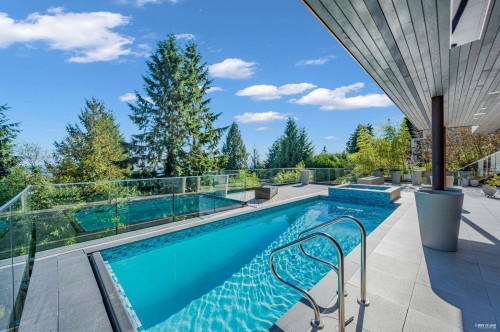 535 Craigmohr Drive, West Vancouver, BC 