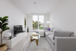 204-979 19th Avenue E Vancouver, BC V5V 1K8