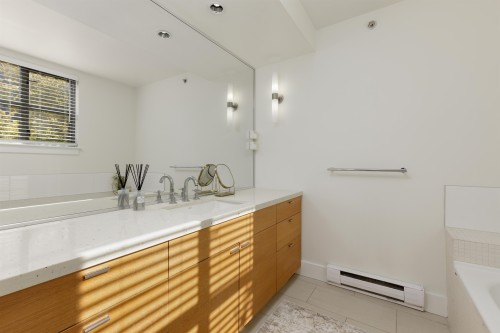 828 6Th Avenue W, Vancouver, BC 