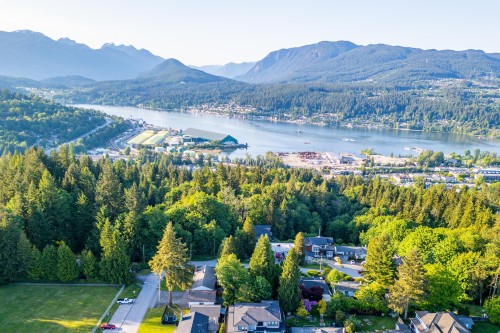 1124 Luxton Square, Coquitlam, BC 