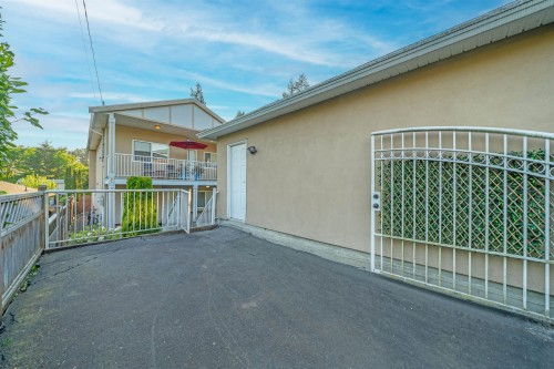 2052 Westview Drive, North Vancouver, BC 