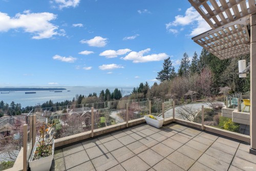 102-2575 Garden Court, West Vancouver, BC 