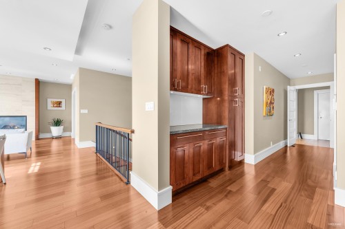 102-2575 Garden Court, West Vancouver, BC 