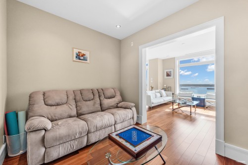 102-2575 Garden Court, West Vancouver, BC 