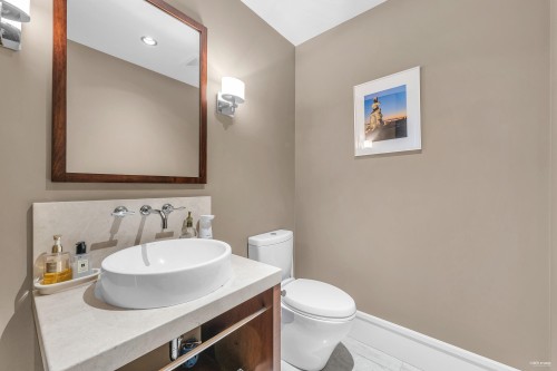 102-2575 Garden Court, West Vancouver, BC 