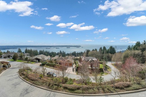 102-2575 Garden Court, West Vancouver, BC 