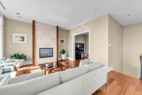 102-2575 Garden Court, West Vancouver, BC 