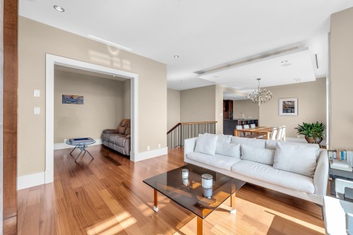 102-2575 Garden Court, West Vancouver, BC 