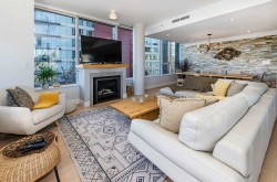 9 Smithe Mews  Vancouver, BC V6B 0B5