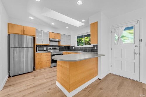 1910 27Th Street, West Vancouver, BC 