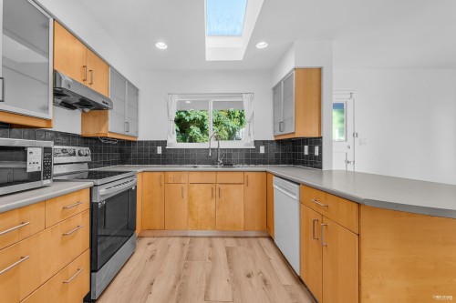 1910 27Th Street, West Vancouver, BC 