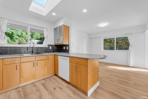 1910 27Th Street, West Vancouver, BC 