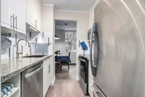 303-2004 Fullerton Avenue, North Vancouver, BC 