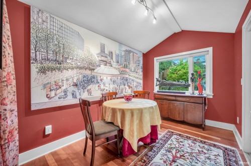 628 7Th Street E, North Vancouver, BC 