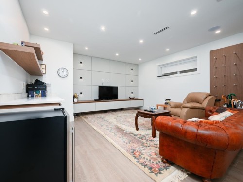 7268 Pandora Street, Burnaby, BC 