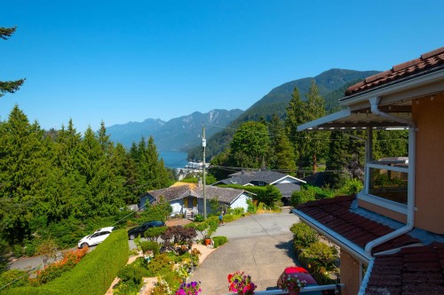 6440 Rosebery Avenue, West Vancouver, BC 