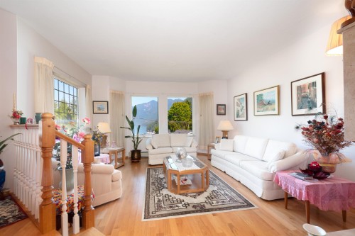 6440 Rosebery Avenue, West Vancouver, BC 