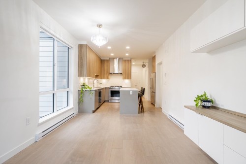 523-7599 15Th Street, Burnaby, BC 