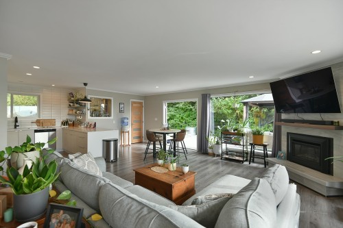 482 Elphinstone Avenue, Gibsons, BC 