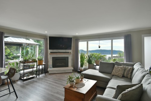 482 Elphinstone Avenue, Gibsons, BC 