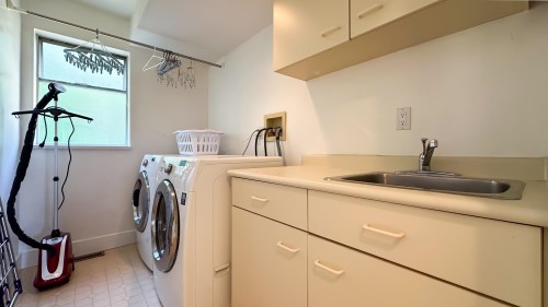 4825 Headland Close, West Vancouver, BC 