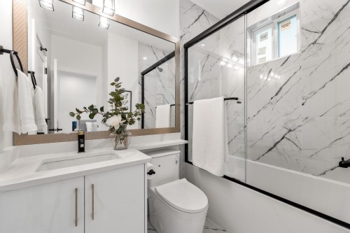 1-122 Eighth Avenue, New Westminster, BC 