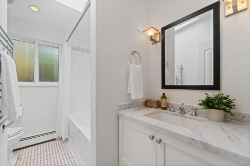 727 Crystal Court, North Vancouver, BC 