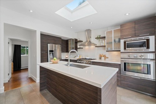 727 Crystal Court, North Vancouver, BC 