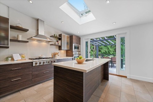 727 Crystal Court, North Vancouver, BC 